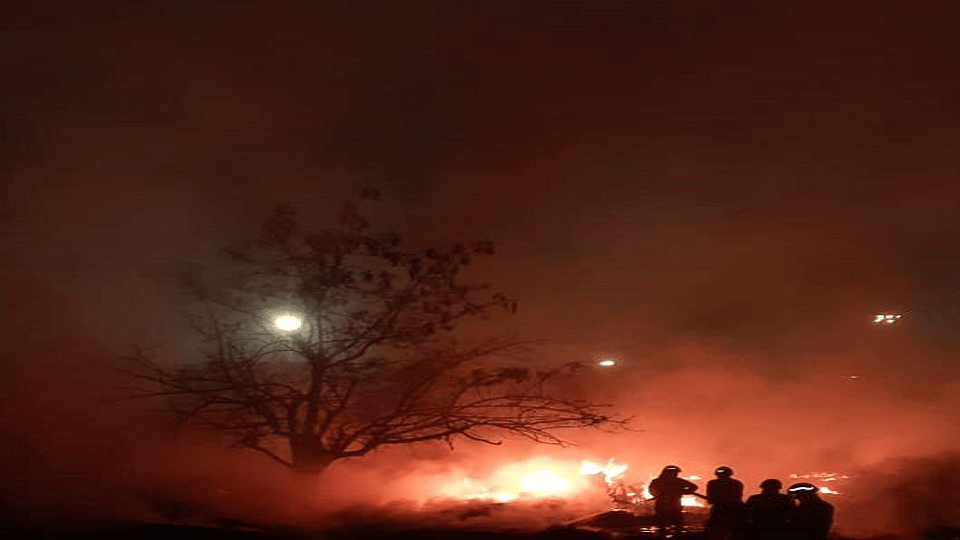Fire broke out in the slums of Kanchankunj,50 slums burnt to ashes, no casualties