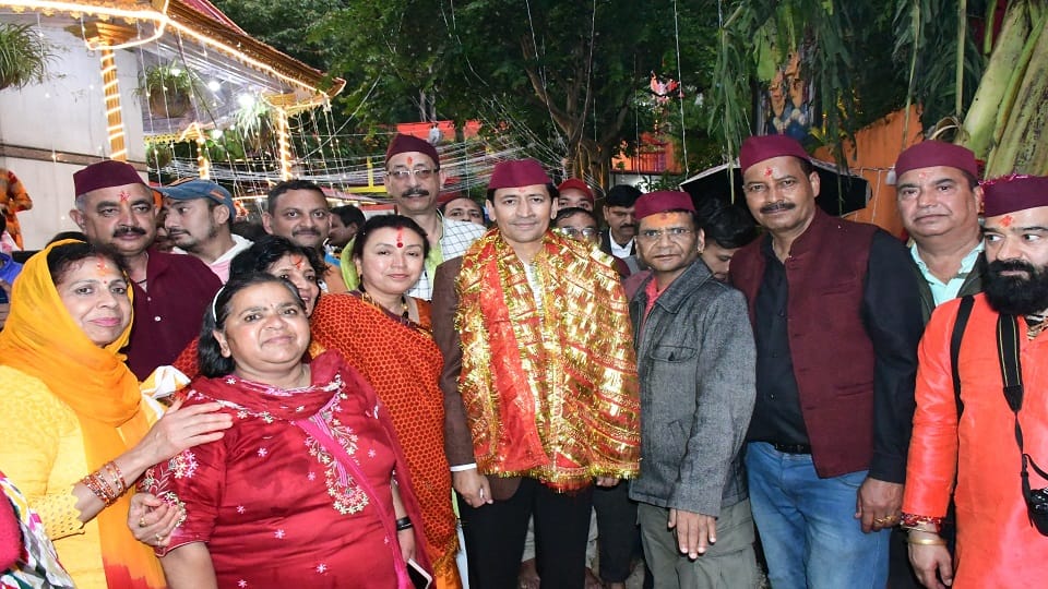Kumaon Commissioner Deepak Rawat reached Maa Nayana Devi temple and offered prayers in nainital