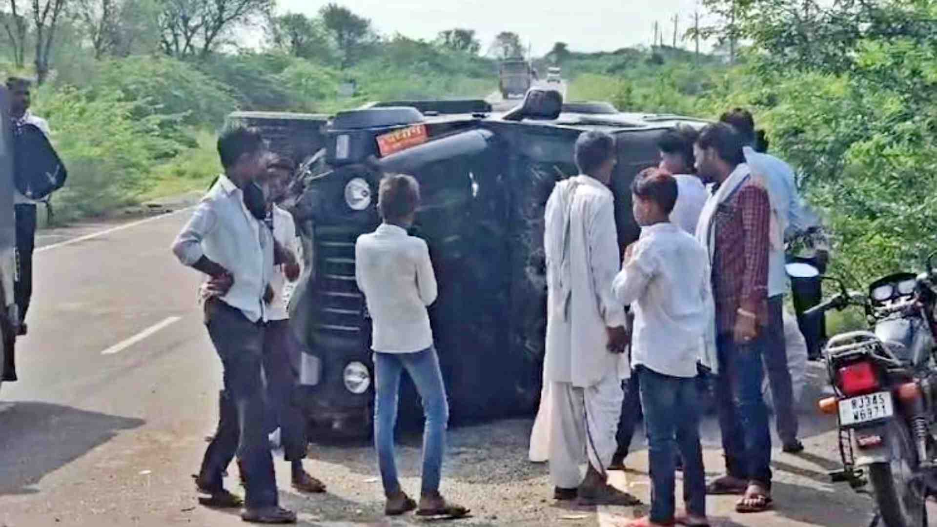 मंडरायल मार्ग पर पलटी जीप।