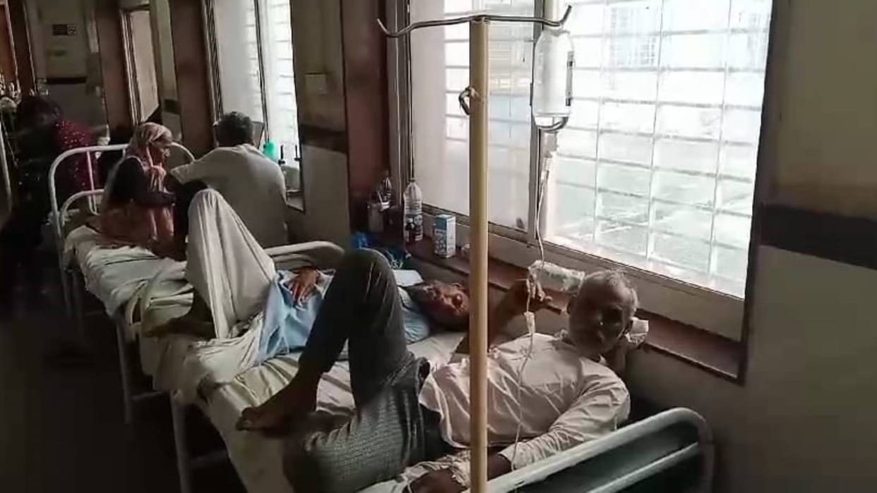 Shivpuri Due to impact of weather hospitals are full of patients two patients have to be admitted on one bed