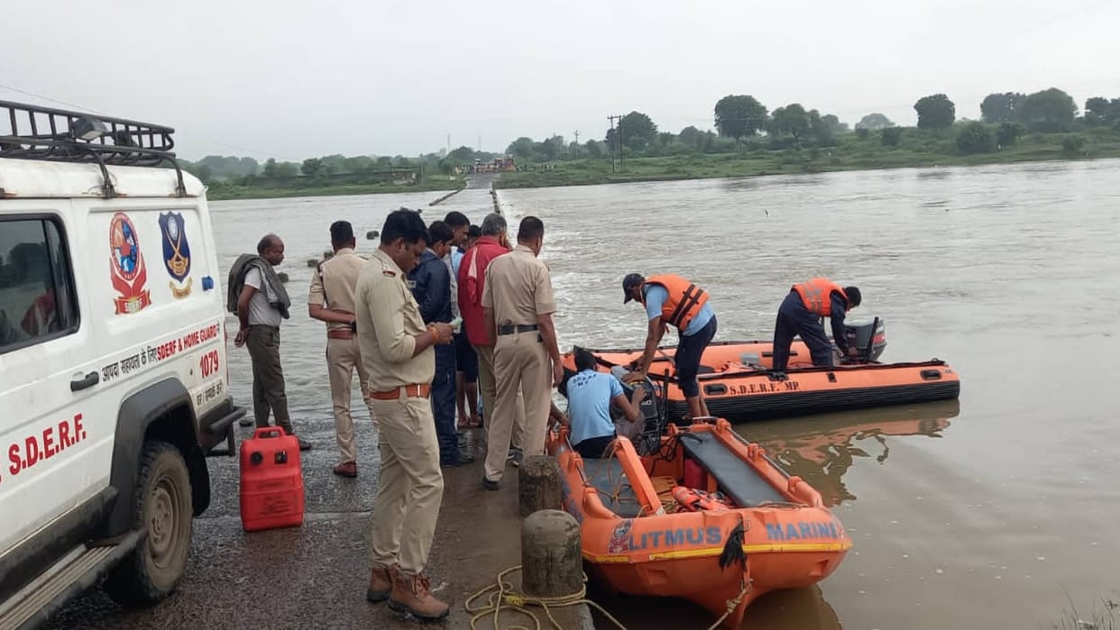 Mandsaur Shivna River Bike Accident Family was swept away in river along with bike Bablu body found