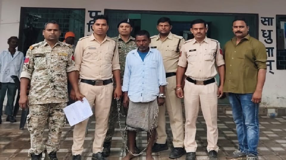 पुलिस की गिरफ्त में आरोपी