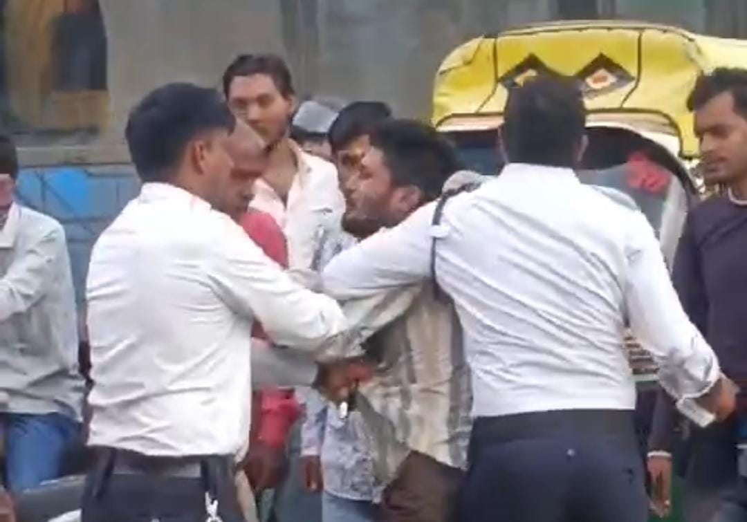 Indore: Alcoholic youth created ruckus in Indore, scuffled with policeman, tore his uniform.