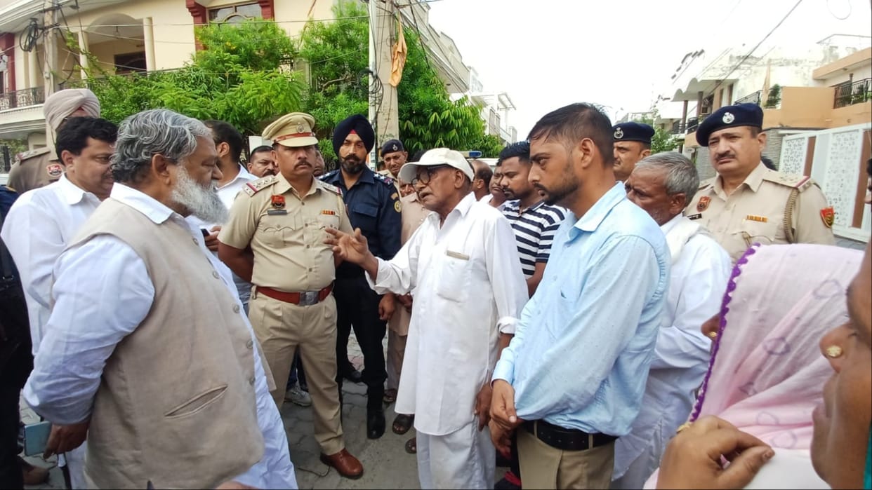 Haryana: Family members reached the residence of former Home Minister Vij with the dead body, demanded justice