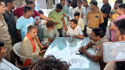 पटवाई थाने में धरना देते लोग