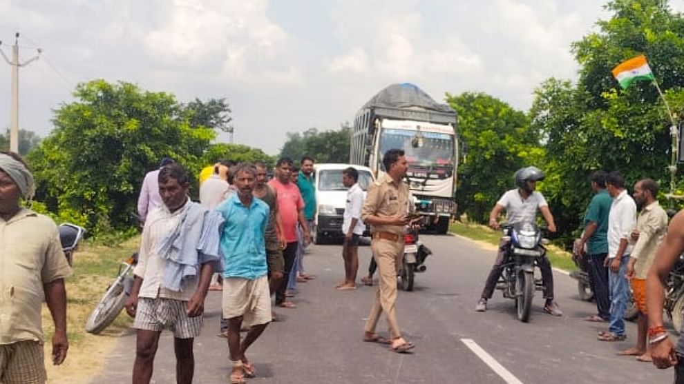 Pregnant woman and one year old daughter died being hit by car in shahjahanpur