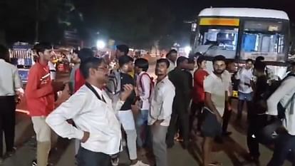 Alwar News : नशे में धुत बस चालक ने बाइक सवार को मारी टक्कर, सवारियों के विरोध करने पर बस छोड़कर भागा Alwar News: Drunk bus driver hits bike rider, leaves the bus when passengers protest and runs away