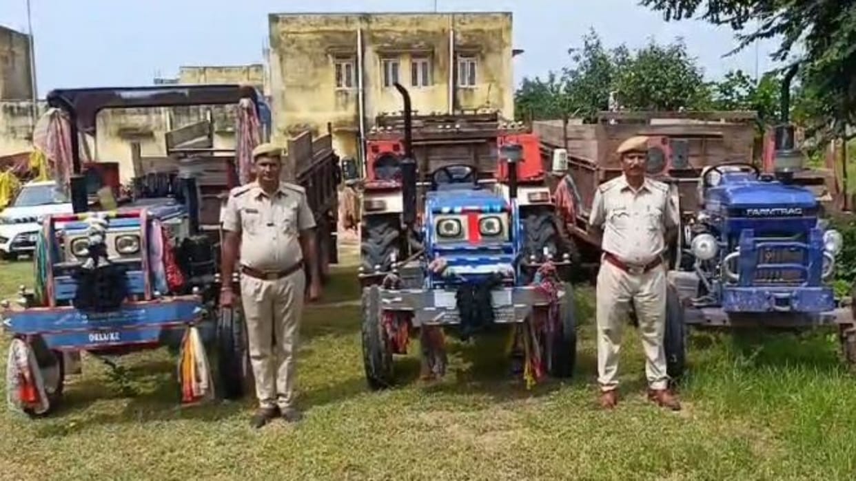 Karauli: 3 tractor trolley going through illegal gravel mining from restricted area seized, accused absconding