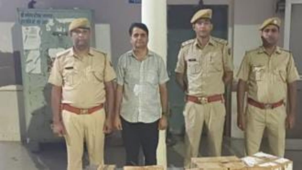 Jhunjhunu News: Police raid in a closed house, expensive liquor worth more than Rs 12 lakh seized