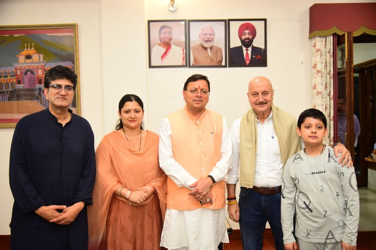 Uttarakhand News Actor Anupam Kher And Censor Board Chairman Prasoon Joshi Met Cm Dhami Amar