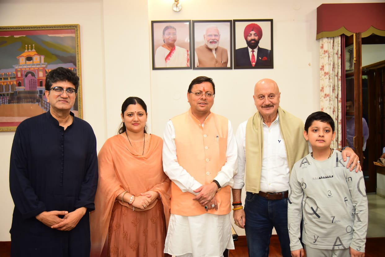 Uttarakhand News Actor Anupam Kher and Censor Board Chairman Prasoon Joshi met CM Dhami