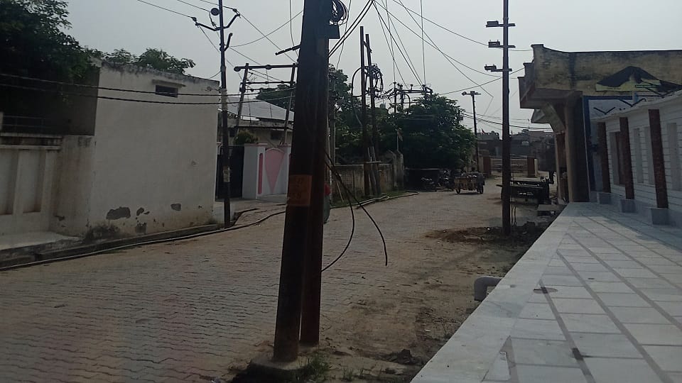 Shamli : Electric wire broke with a bang, 32 children who were getting off the school bus had a narrow escape