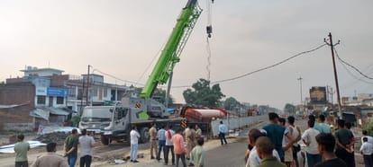 An ethanol tanker overturned near under construction over bridge in Sidhauli Sitapur.