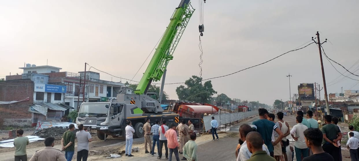 An ethanol tanker overturned near under construction over bridge in Sidhauli Sitapur.