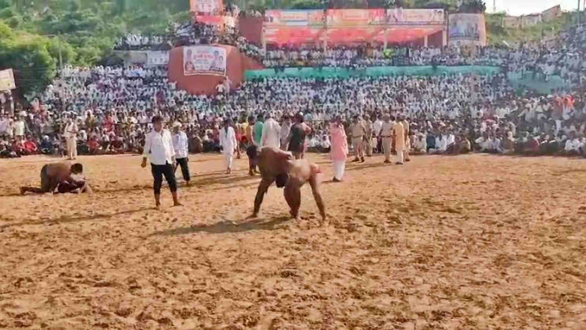 दंगल में दमखम आजमाते पहलवान।