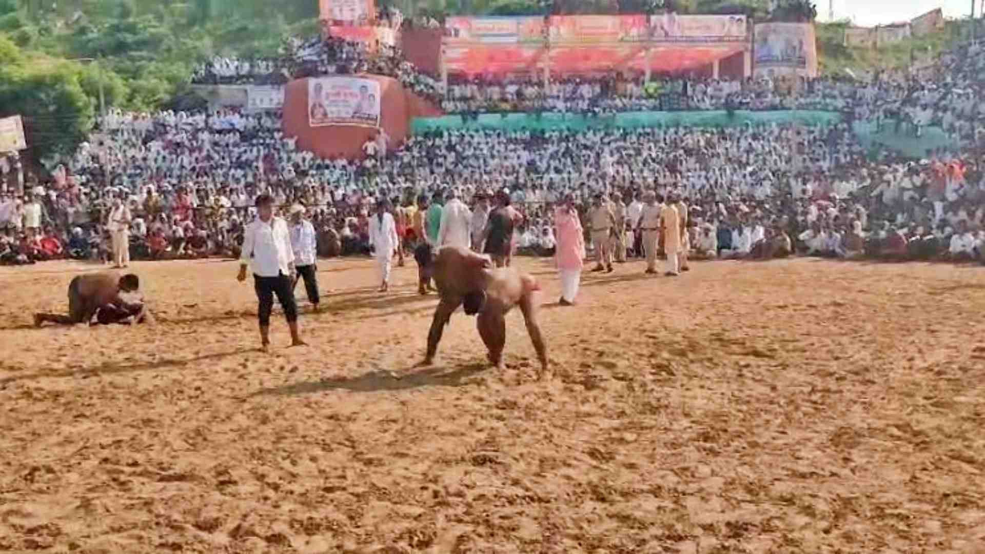 दंगल में दमखम आजमाते पहलवान।