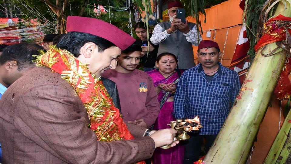 Kumaon Commissioner Deepak Rawat reached Maa Nayana Devi temple and offered prayers in nainital