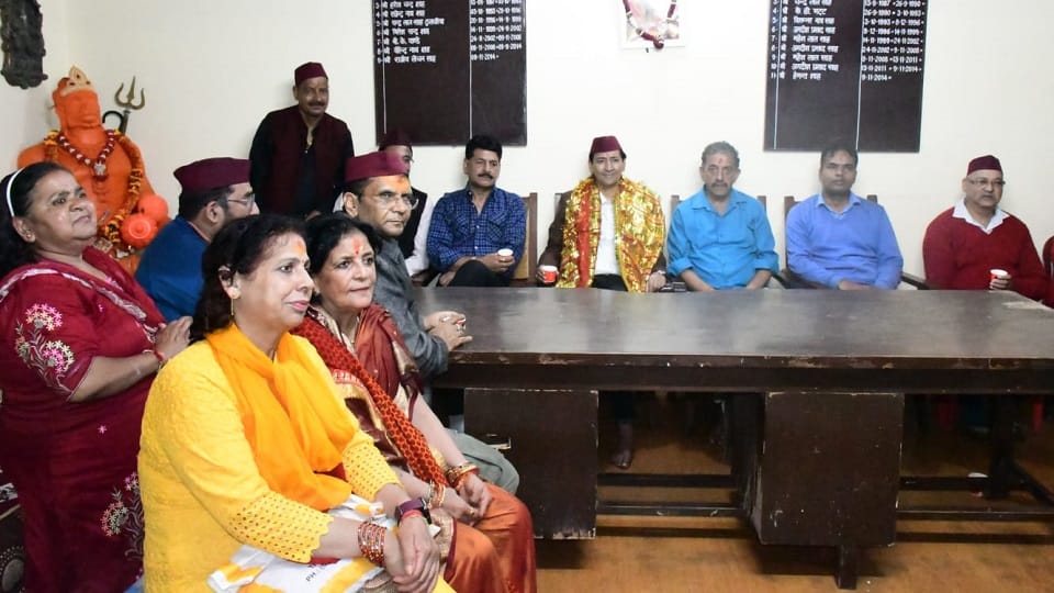 Kumaon Commissioner Deepak Rawat reached Maa Nayana Devi temple and offered prayers in nainital