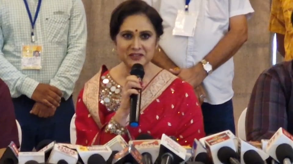 Actress Meenakshi Sheshadri reached Chakradhar ceremony said shifted to America because of corruption in Raiga