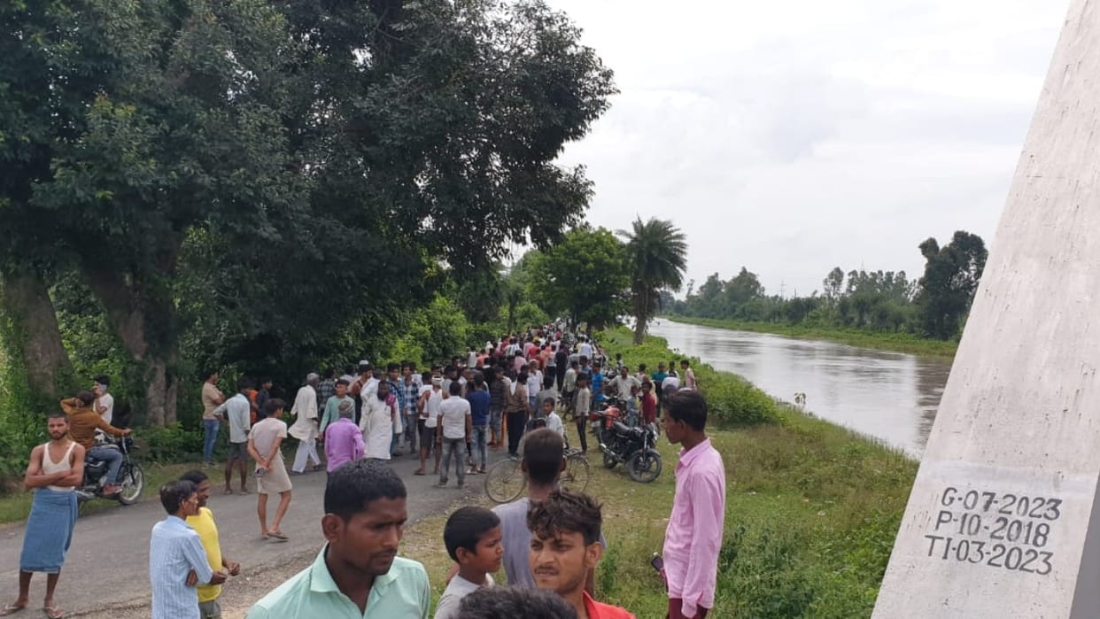 Husband wife and son died after being hit by train while making a reel in lakhimpur kheri