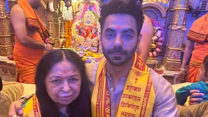 मां के साथ सिद्धिविनायक मंदिर में अपारशक्ति खुराना