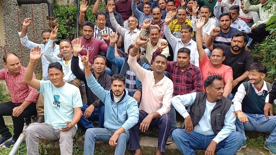 Jal Sansthan employees raised slogans against not being given salaries and arrears in bhimtal