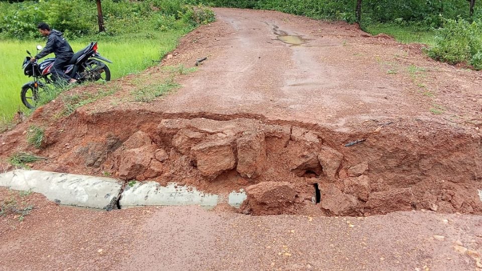 road from Cherpal to Nendra was cut near Tungalwaya drain of Palnar
