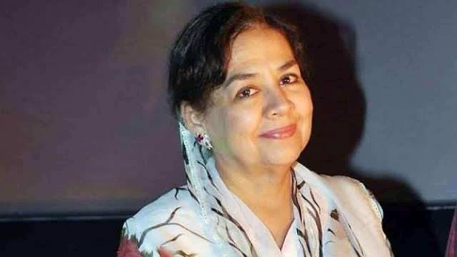 When Farida Jalal came on the set with an attractive hairstyle but Gulzar instructed to keep things simple