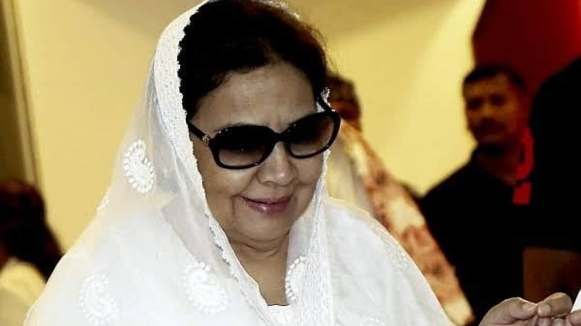When Farida Jalal came on the set with an attractive hairstyle but Gulzar instructed to keep things simple