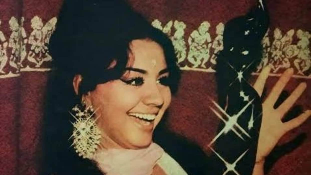 When Farida Jalal came on the set with an attractive hairstyle but Gulzar instructed to keep things simple