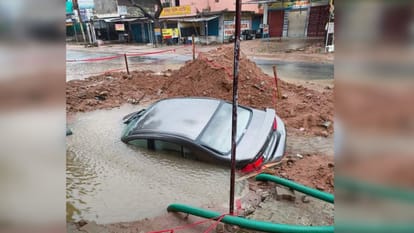 Jhansi: Car fell into pit due to negligence of water corporation