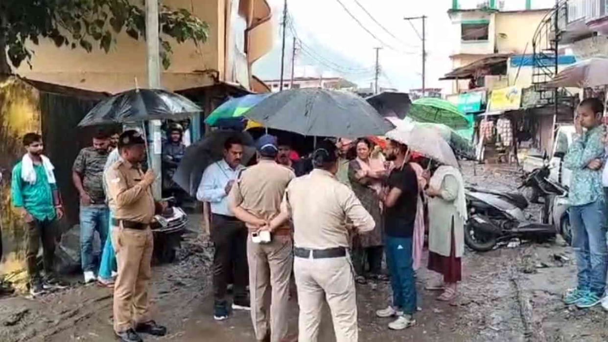 People blocked Gangotri highway due to non-removal of debris from Gyansu drain Uttarkashi Weather news