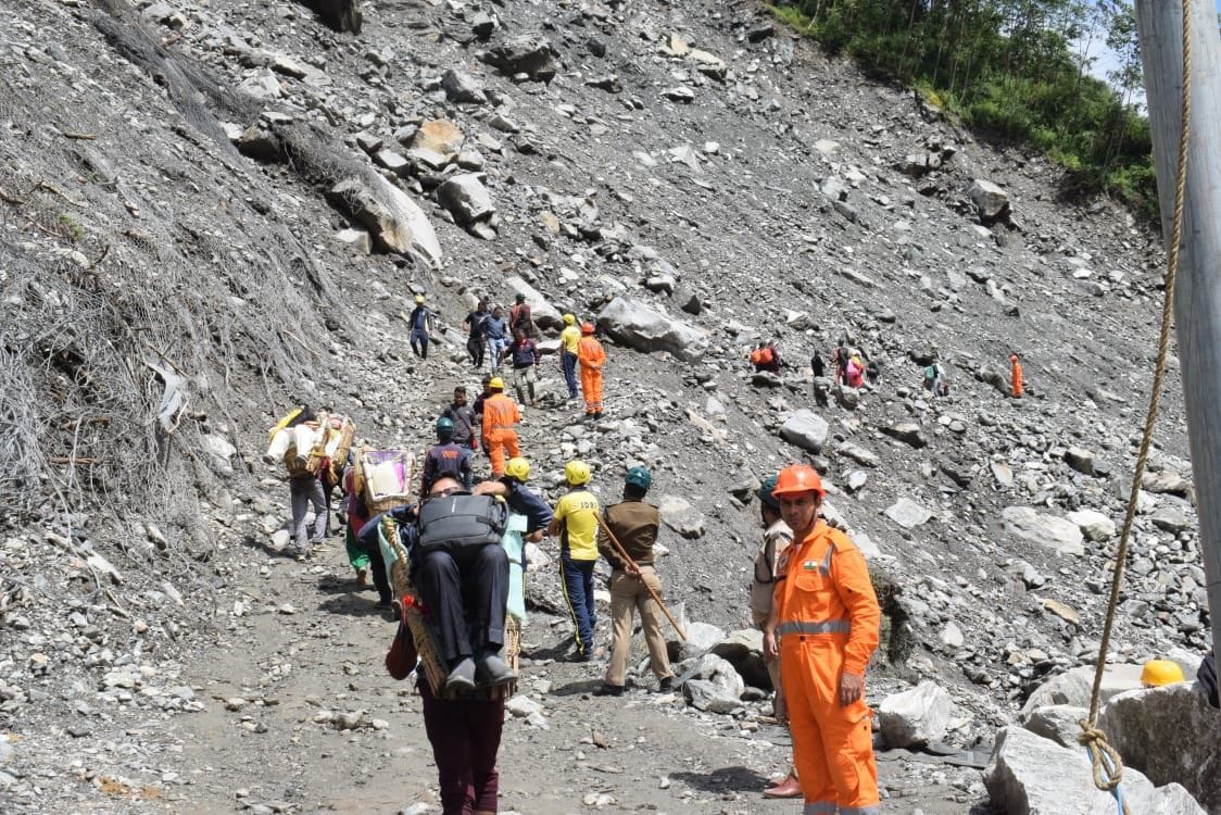 Kedarnath dham pilgrims will cross Kedarghati wearing helmets on Gaurikund-Kedarnath route while rainfall