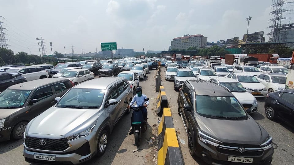 Gurugram Traffic Crisis: Vehicle Registrations Hit 7-Year High, Congestion and Pollution Worsen