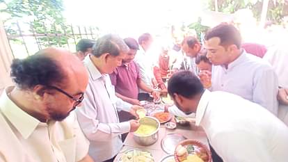 Raita Party: पूर्व सीएम हरीश रावत का सियासी 'रायता'...बोले- हम समेटना और भाजपा सिर्फ बिखेरना जानती है Uttarakhand Former CM Harish Rawat Raita Party in dehradun Attack on BJP Photos