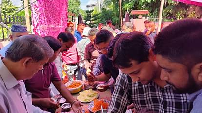 Raita Party: पूर्व सीएम हरीश रावत का सियासी 'रायता'...बोले- हम समेटना और भाजपा सिर्फ बिखेरना जानती है Uttarakhand Former CM Harish Rawat Raita Party in dehradun Attack on BJP Photos