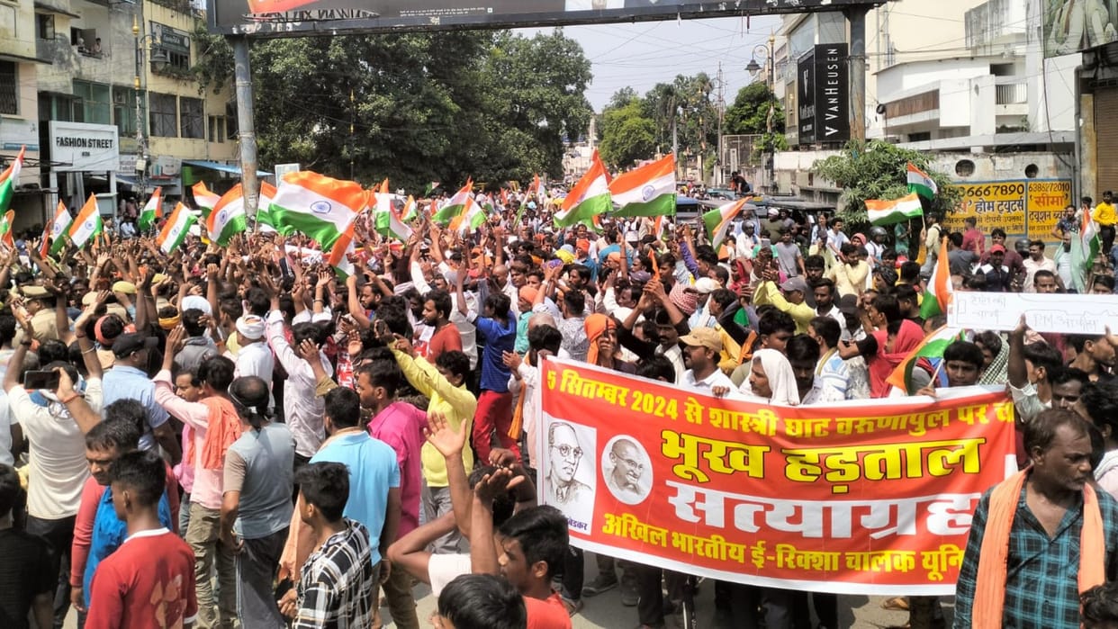 E-rickshaw drivers arrived at parliamentary office to hand over keys in varanasi