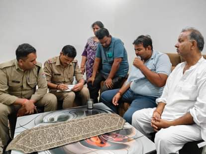 लूट के बाद जांच करती पुलिस