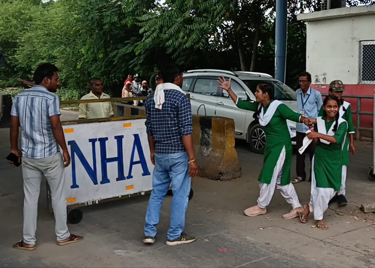 Prayagraj: Angered by the teasing, the student chased Shohde on the road with a shoe, incident capture in cctv