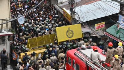 Sanjauli Mosque Dispute: शिमला में प्रदर्शन बेकाबू, पुलिस का लाठीचार्ज, पानी की बौछारें, देखिए तस्वीरें Himachal Shimla Masjid Controversy Protest Hindu Organizations Sanjauli Mosque Dispute