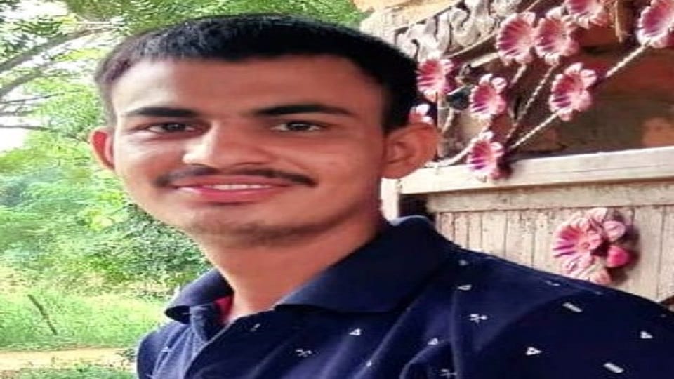young man who was running was crushed by a vehicle