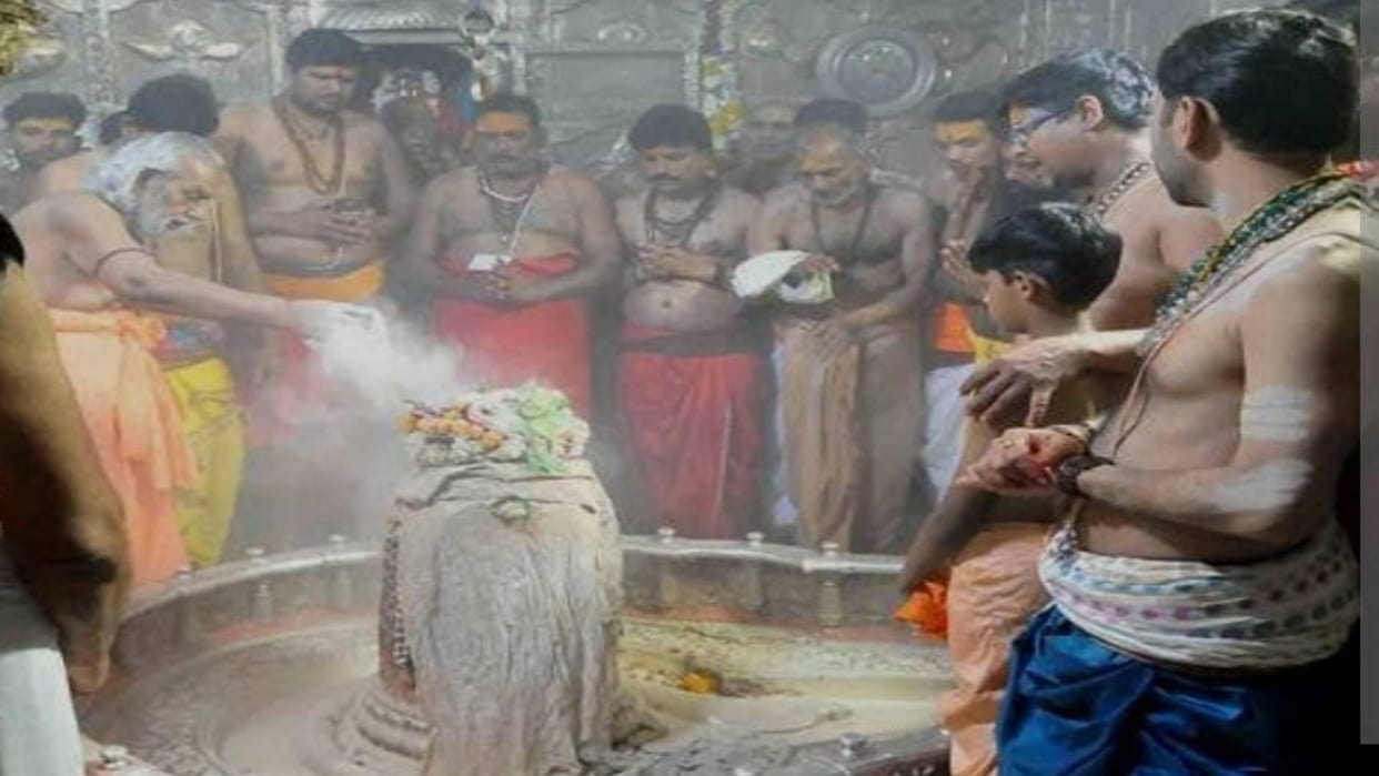 Baba Mahakal New arrangement for Bhasmaarti visitors will now have to tie radio frequency band on their hand