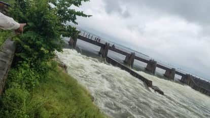 MP News After gate of Pagara Dam opened in Morena three youths were swept away two youths died