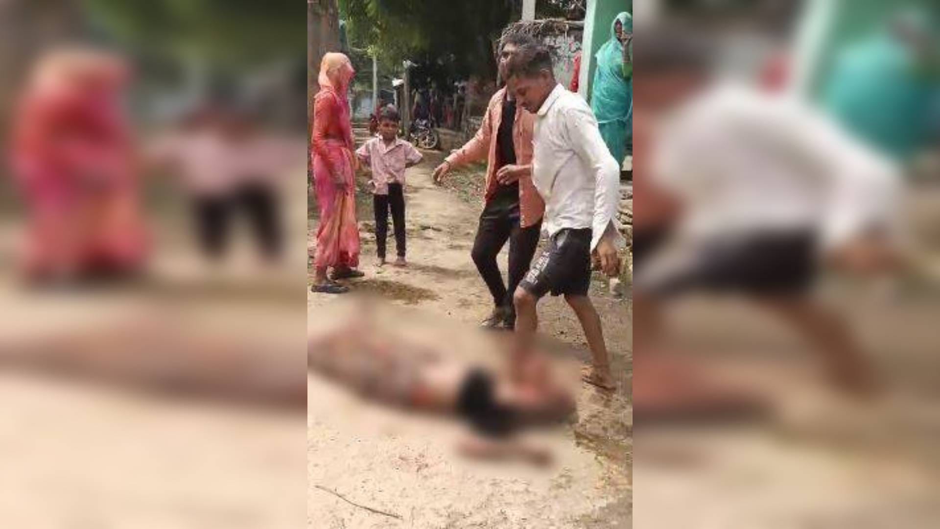 पत्नी के गले पर पैर रखे हुए पति