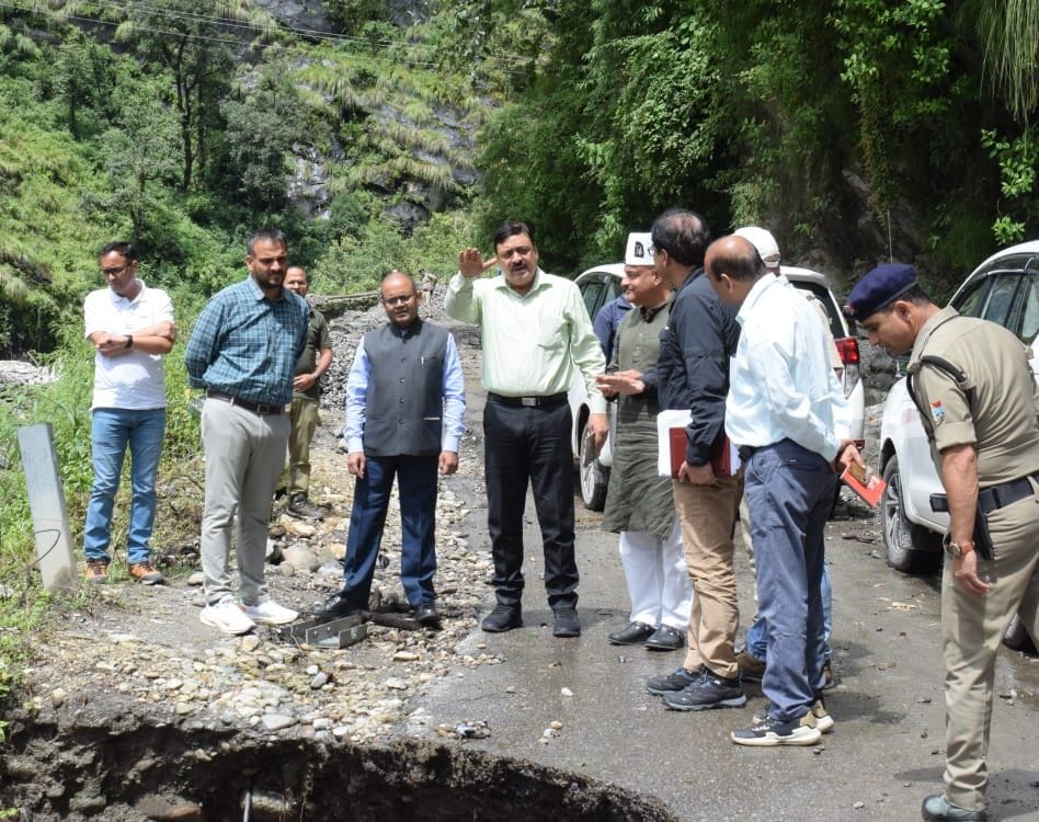Kedarnath dham pilgrims will cross Kedarghati wearing helmets on Gaurikund-Kedarnath route while rainfall