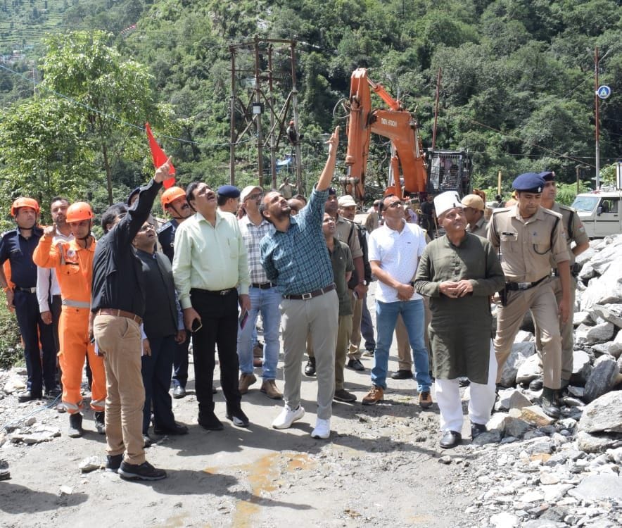 Kedarnath dham pilgrims will cross Kedarghati wearing helmets on Gaurikund-Kedarnath route while rainfall