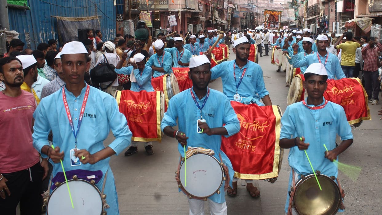 Marathi colors spread 1700 meter long procession of Lalbaug King invited to come again