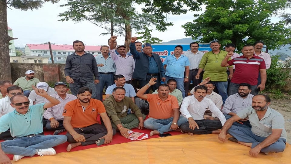 vendors end their strike after government order for payment of pending bills is issued in pithoragarh