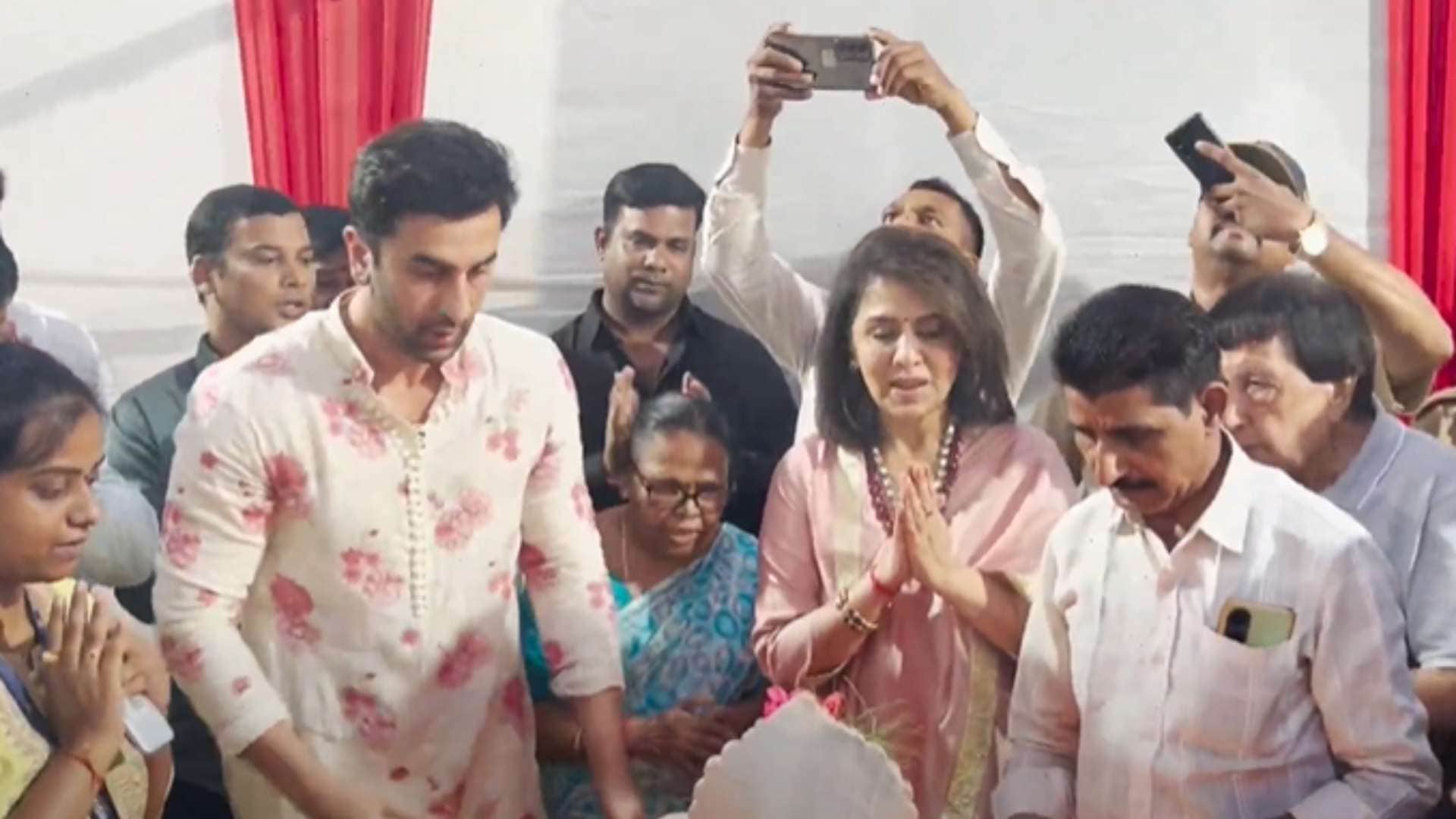 RANBIR KAPOOR WITH MOTHER FOR GANPATI AARTI and VISARJAN in mumbai photos goes viral