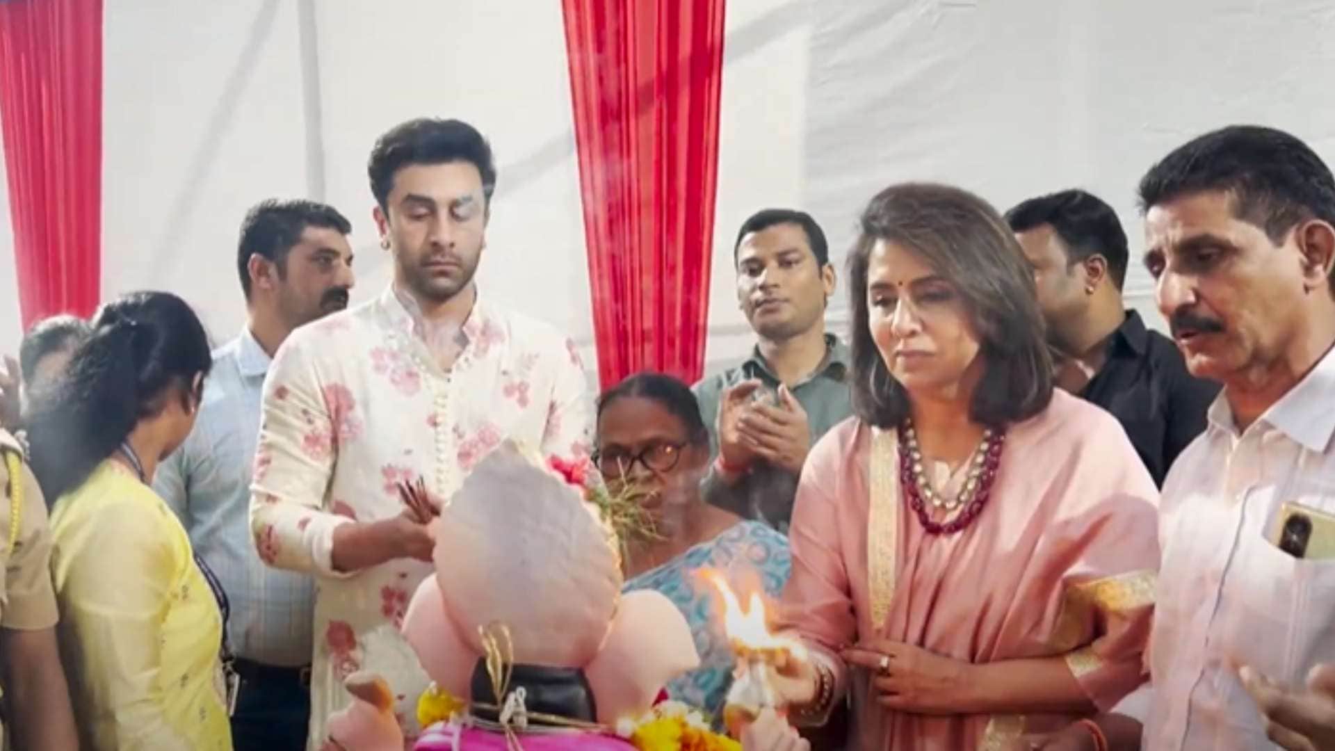 RANBIR KAPOOR WITH MOTHER FOR GANPATI AARTI and VISARJAN in mumbai photos goes viral